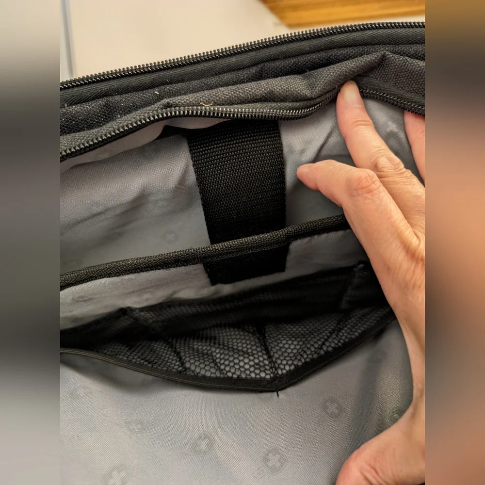 Wenger, Swiss Gear Laptop Briefcase Black with handles and shoulder strap - Picture 11 of 16